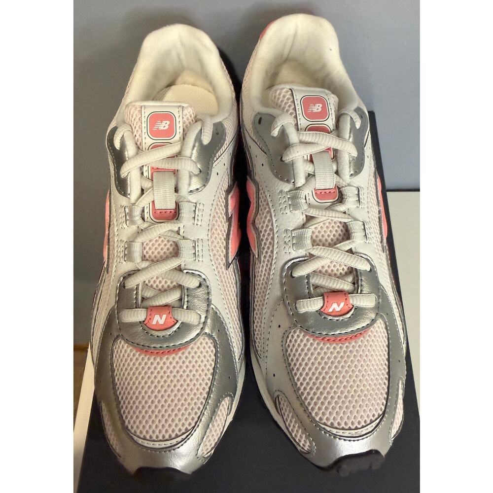 NIB New Balance 204L Sneakers - Women's Size 8.5 - Picture 2 of 9